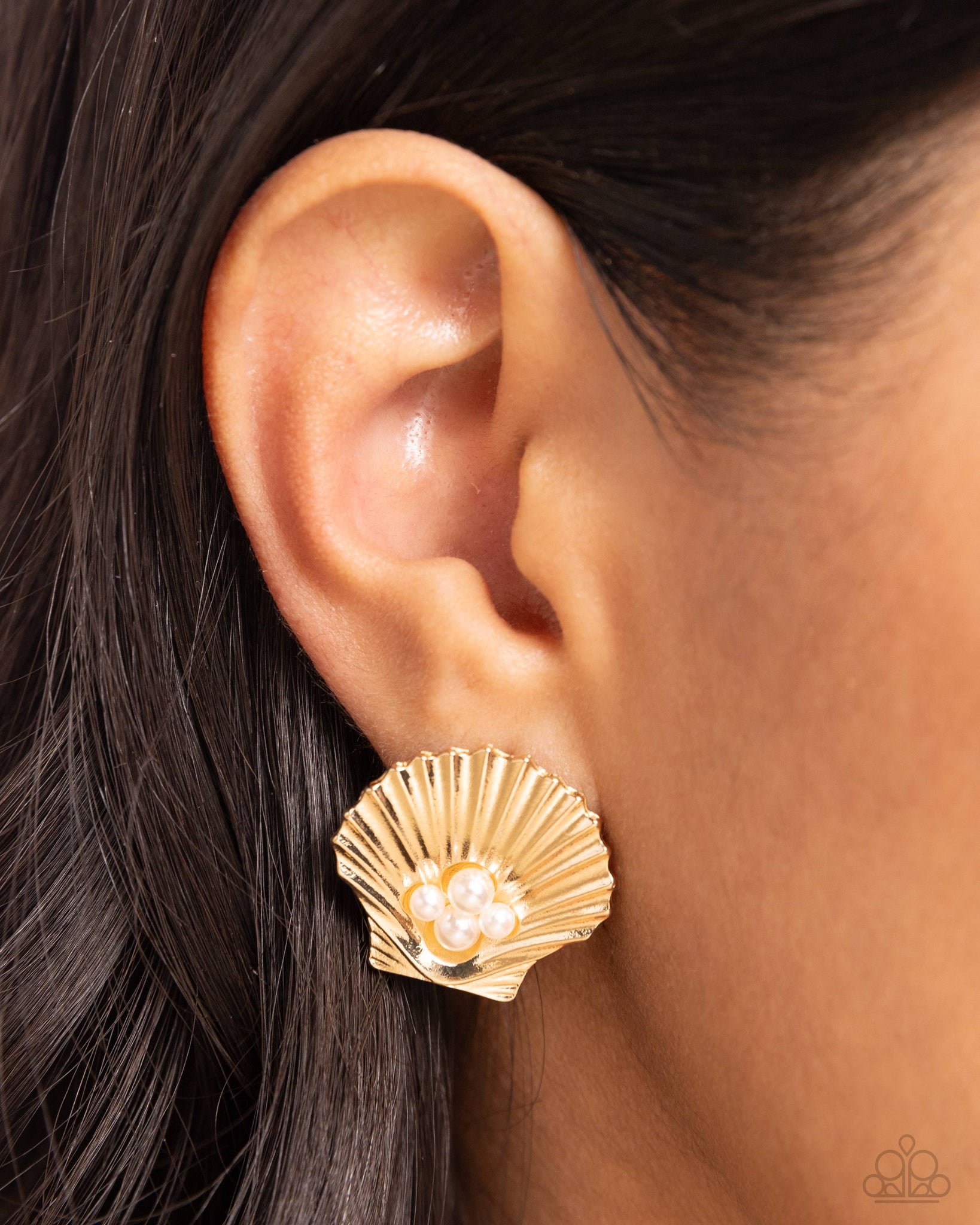 Oyster Opulence Earring