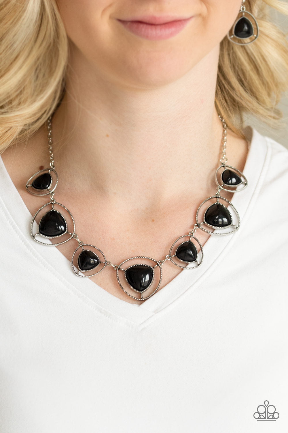 Make A Point Black Necklace