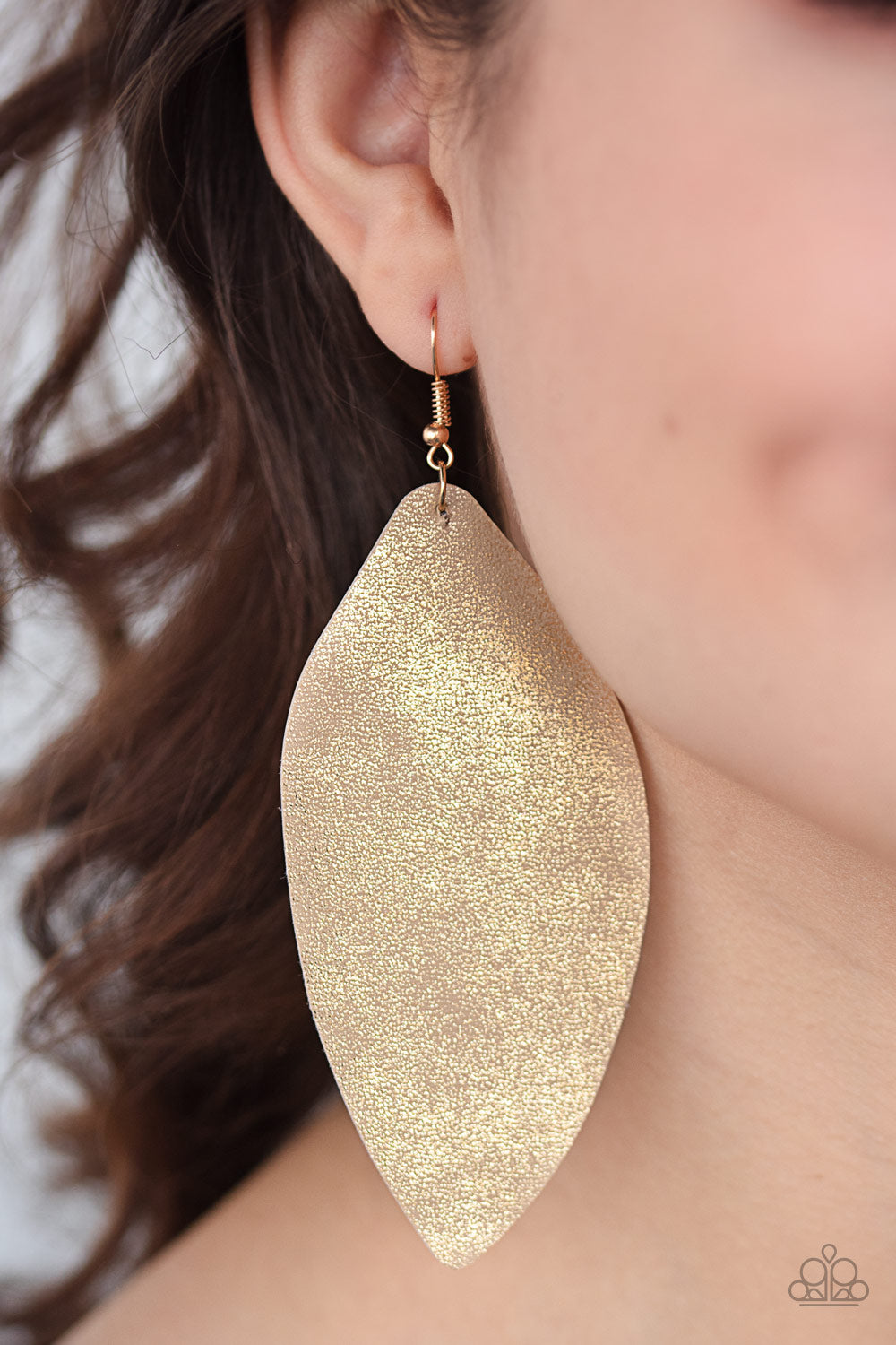 Serenely Smattered Gold Earring