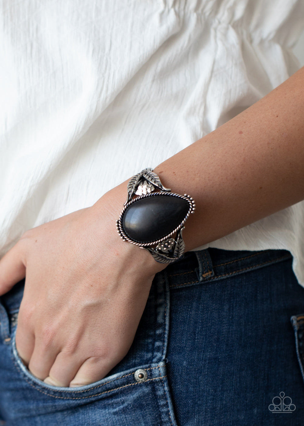 Blooming Oasis Black Bracelet