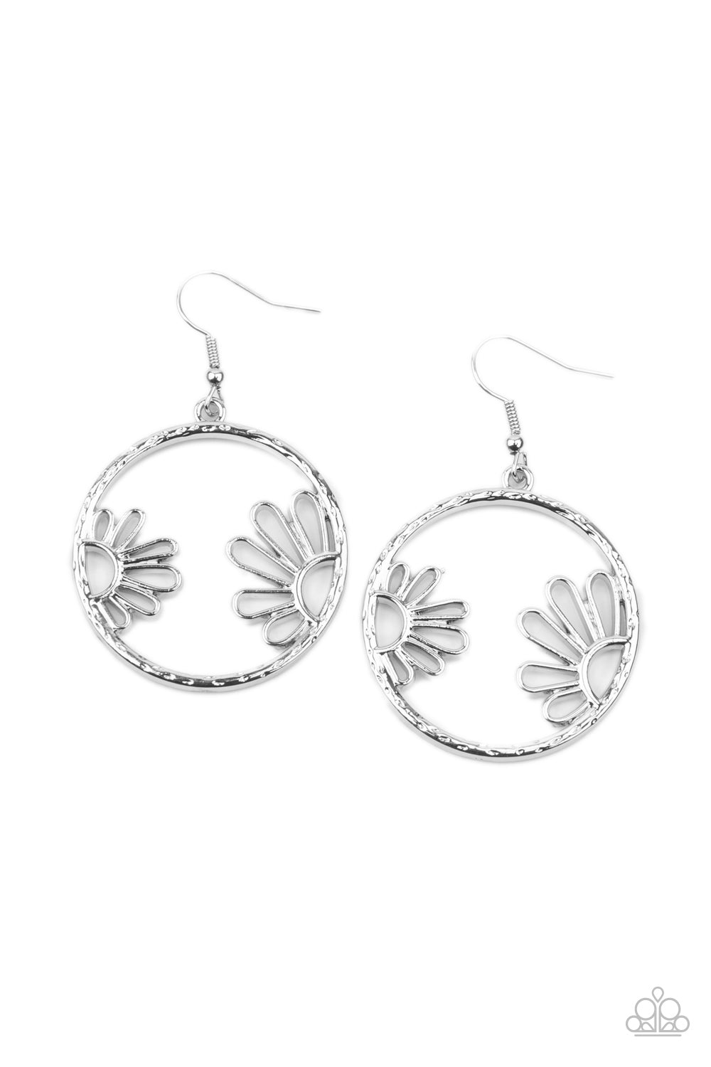 Demurely Daisy Silver Earring