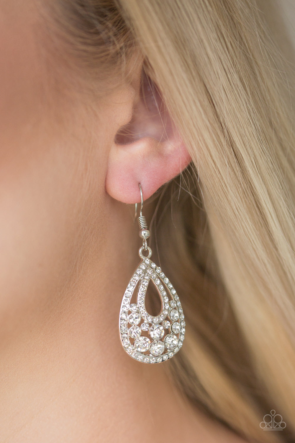 Sparkling Stardom Earring (Black, White)