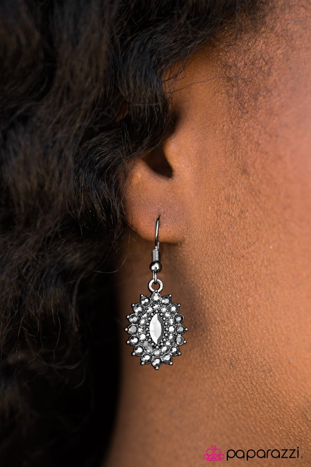 Everyone's A SHIMMER! Earring (White, Silver)